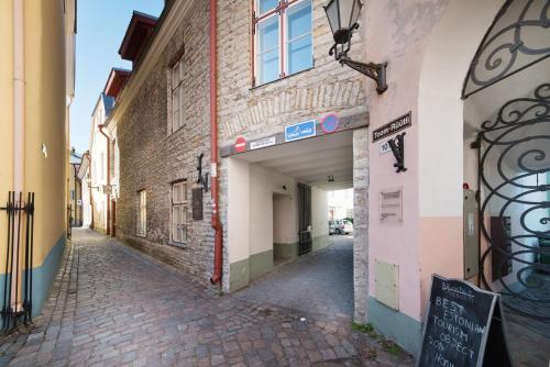 an alleyway in a city with a building at Tallinn City Apartments Old Town Toompea in Tallinn