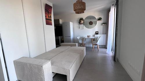 un salon avec un canapé et une table dans l'établissement Ndianda, à Bordeaux