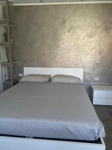 uma cama com duas almofadas num quarto em La Perla Del Borgo em Montefalcone di Val Fortore