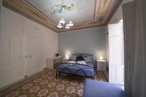 - une chambre avec un lit et un plafond à caissons dans l'établissement Regina Stella, à Lascari