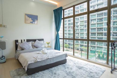 Schlafzimmer mit einem Bett und großen Fenstern in der Unterkunft Modern Cozy Studio/B1 Pool View@1-2 Pax in Johor Bahru