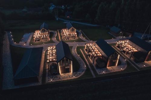 una vista aérea de un edificio con luces encendidas en VILLAGE RESORT Sauna & Jacuzzi & Netflix, en Tworkowa