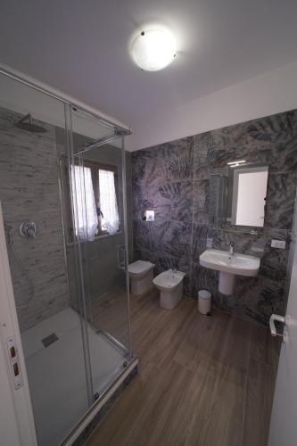 La salle de bains est pourvue d'une douche, de toilettes et d'un lavabo. dans l'établissement Regina Stella, à Lascari