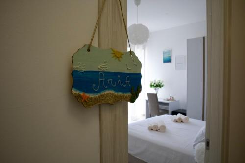 un pastel colgado en una pared junto a una cama en Aria di sale B&B, en Marina di Strongoli