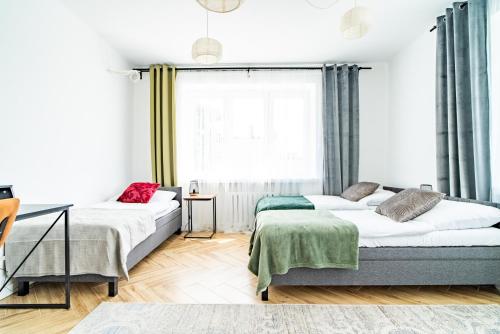 1 Schlafzimmer mit 2 Betten und einem Fenster in der Unterkunft Warszawska 206 I Piętro in Radom