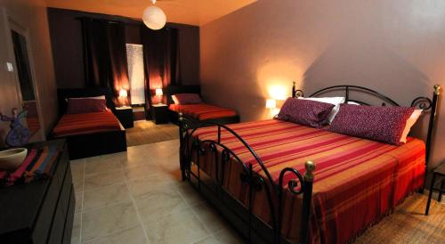 瓦迪穆薩的住宿－Petra Bed & Breakfast，一间卧室,配有两张床