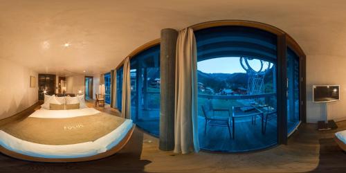 Postel nebo postele na pokoji v ubytování Matterhorn FOCUS Design Hotel