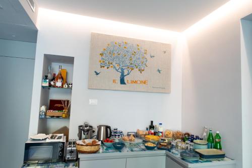 una cocina con una foto de árbol en la pared en Villa D'Orville luxury suites Taormina, en Taormina