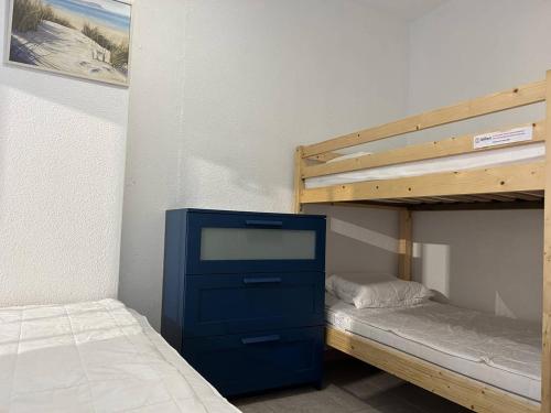 - une chambre avec une télévision et des lits superposés dans l'établissement Appartement Bormes-les-Mimosas, 2 pièces, 4 personnes - FR-1-251-436, à Bormes-les-Mimosas