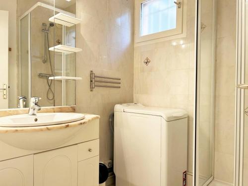 La salle de bains blanche est pourvue d'un lavabo et d'une douche. dans l'établissement Appartement Bormes-les-Mimosas, 2 pièces, 4 personnes - FR-1-251-436, à Bormes-les-Mimosas