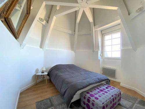 sypialnia z łóżkiem i oknem w obiekcie Appartement BELLE VUE MER dans la Tour du Château de Trestraou à PERROS-GUIREC - Réf 865 w mieście Perros-Guirec