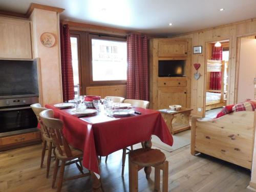 une salle à manger avec une table et des chaises rouges dans l'établissement Appartement Cozy 2 Pièces Cabines à 300m des Pistes - 6 Pers - Crest-Voland - FR-1-595-85, à Crest-Voland