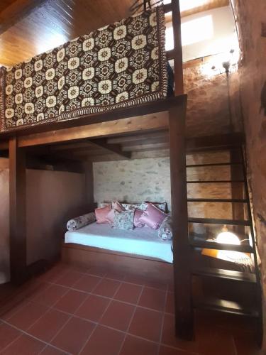 una camera con letto a castello di Casa do Terreto & Casa do Forno a Parada