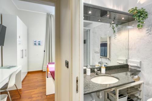 ein Bad mit einem Waschbecken und einem Spiegel in der Unterkunft Vico 4 Rooms in Turin