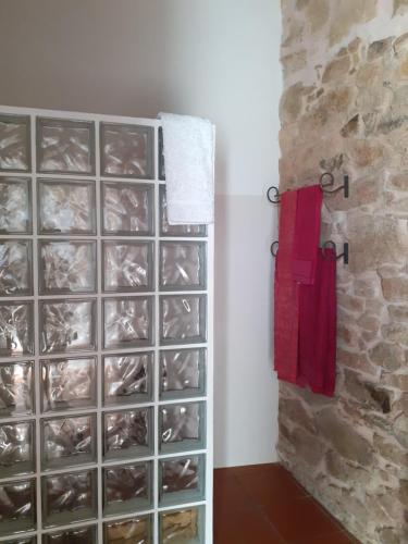 Pokój ze ścianą z szuflad i kamienną ścianą w obiekcie Casa do Terreto & Casa do Forno w mieście Parada
