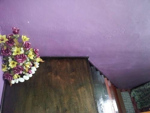 a purple ceiling with a flower arrangement on a door at Homestay Sri Perhentian Pontian in Pontian Kecil