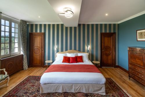 Ένα ή περισσότερα κρεβάτια σε δωμάτιο στο Le Relais du Faget