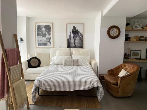 a bedroom with a bed and a couch at Bem Lembrados Apartment in Cascais