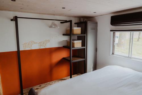 Giường trong phòng chung tại Tiny Farm House met hot tub.