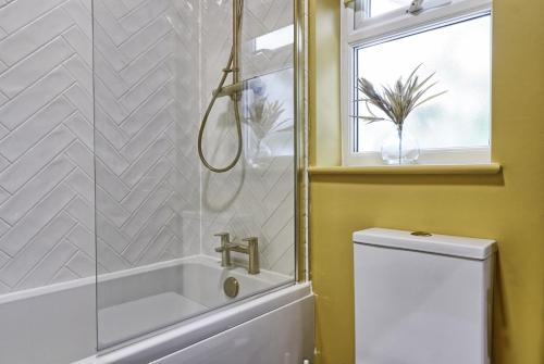 濱海紹森德的住宿－Opulent Abode - Stunning One-Bedroom Flat - Southend Stays，一间带水槽和卫生间的浴室以及窗户。