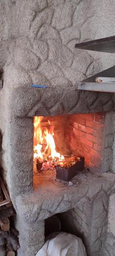 Un horno de ladrillo con fuego. en Genius Hostel Center with Grill zone and yard en Chisináu