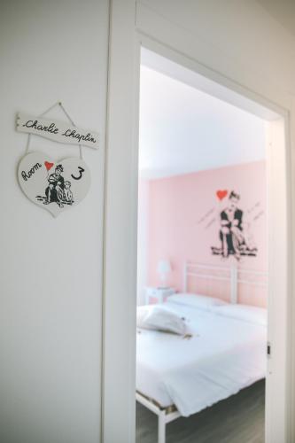 Una cama o camas en una habitación de B&B il Cappellaio di Erika