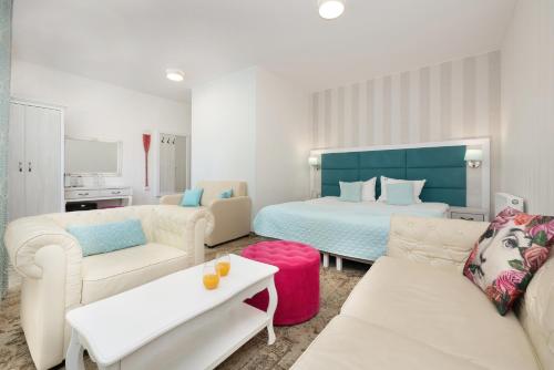 a hotel room with a bed and a living room at Villa Justyna in Pobierowo