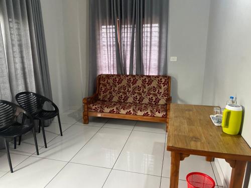 sala de estar con sofá, mesa y sillas en HOLLYWOOD Rooms en Sultan Bathery