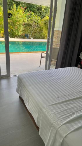 Kolam renang di atau dekat dengan Sean Sabai Luxury & Natural Private Pool Villa