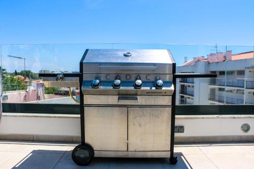 a grill sitting on top of a balcony at The Birds Nest in Alvor