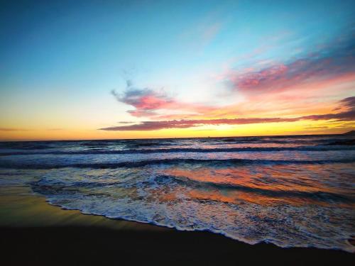 una puesta de sol en la playa con el océano en Villa Pearl of Adriatic en Golem
