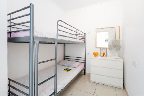 una camera con 2 letti a castello e uno specchio di Two bedrooms apartment in Costa Adeje ad Adeje