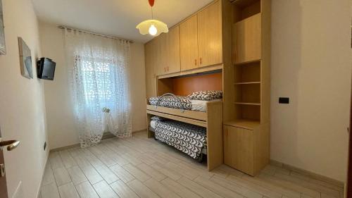 um pequeno quarto com um beliche e uma janela em Casa Vacanze MarGiu em Goriano Sicoli