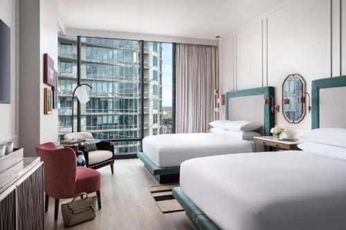 um quarto de hotel com duas camas e uma grande janela em Hyatt Centric Downtown Nashville em Nashville