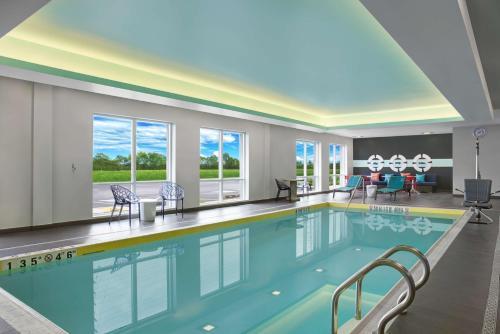 Piscine de l'établissement Tru By Hilton Toronto Airport West ou située à proximité