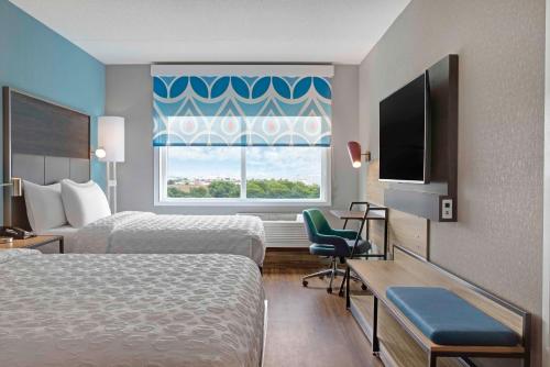 pokój hotelowy z 2 łóżkami i oknem w obiekcie Tru By Hilton Toronto Airport West w mieście Mississauga