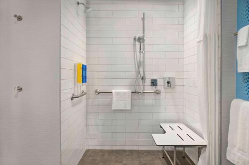 Salle de bains dans l'établissement Tru By Hilton Toronto Airport West