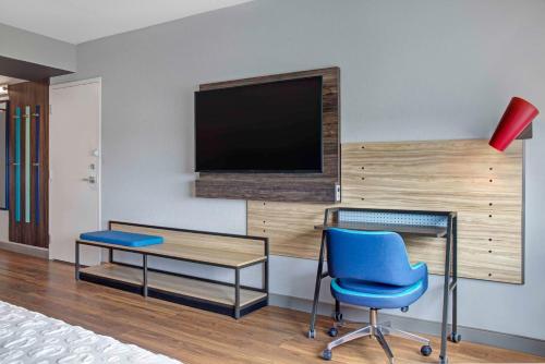 Télévision ou salle de divertissement dans l'établissement Tru By Hilton Toronto Airport West