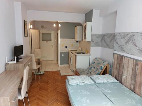 un piccolo appartamento con cucina e tavolo di Studio Rositza a Sofia