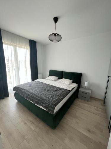 sypialnia z dużym łóżkiem w pokoju w obiekcie Ozone Ambiance 2 w Braszowie