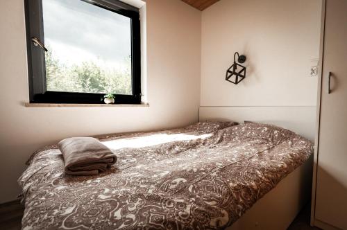 Säng eller sängar i ett rum på Domki Pod Dębem
