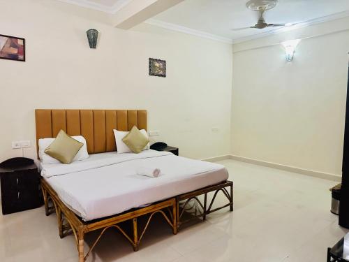 Hotel Leela Inn Candolim في Marmagao: غرفة نوم بسرير كبير في غرفة