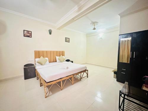 ein Schlafzimmer mit einem Bett in einem Zimmer in der Unterkunft Hotel Leela Inn Candolim in Marmagao