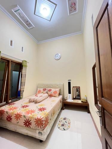 Katil atau katil-katil dalam bilik di Guesthouse Eldys Jogja