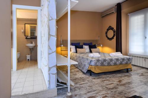 ローマにあるA-Rome Suiteのベッドルーム1室(ベッド1台付)、