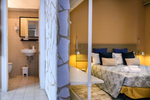 ローマにあるA-Rome Suiteのベッドルーム1室(ベッド1台付)、バスルーム(シンク付)