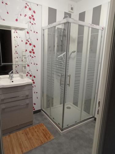 une salle de bain avec douche et lavabo dans l'établissement La Messine, à Cros