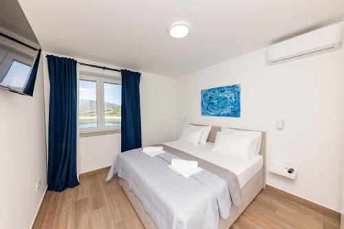 Un dormitorio con una cama grande y una ventana en Escape on Lake - Holiday House en Vrlika