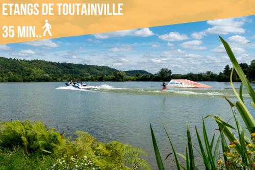 a group of people on a boat on a lake at Pont'Au Charme - Hypercentre - B'PAM in Pont-Audemer