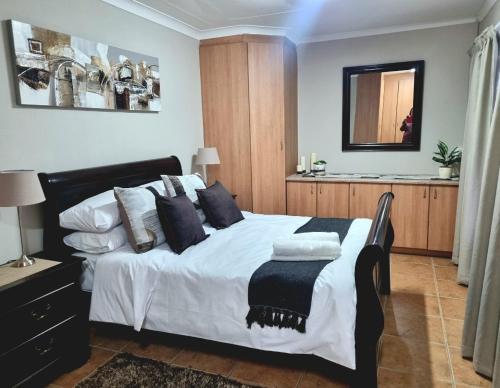 Een bed of bedden in een kamer bij Sunrise Self-catering Apartment Honeydew with Solar backup